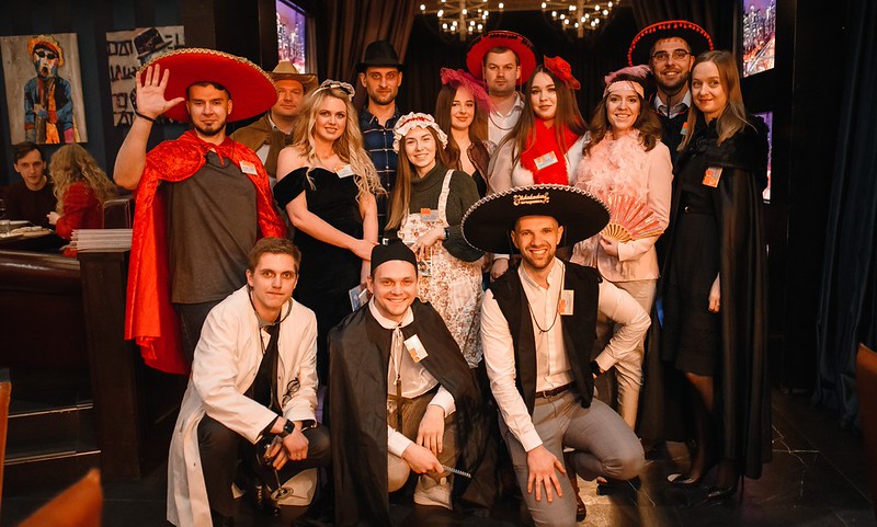 Корпоратив на Новый год в Уфе — празднично украшенный банкетный зал