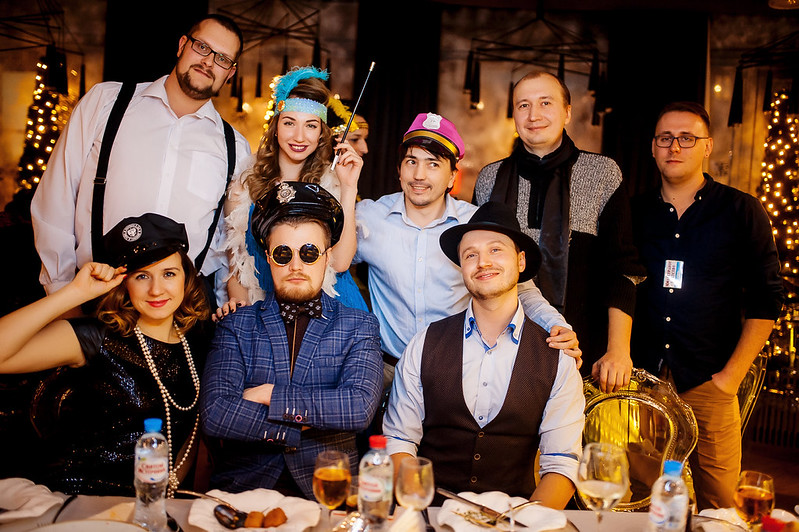 Команда компании празднует Новый год в ресторане Уфе